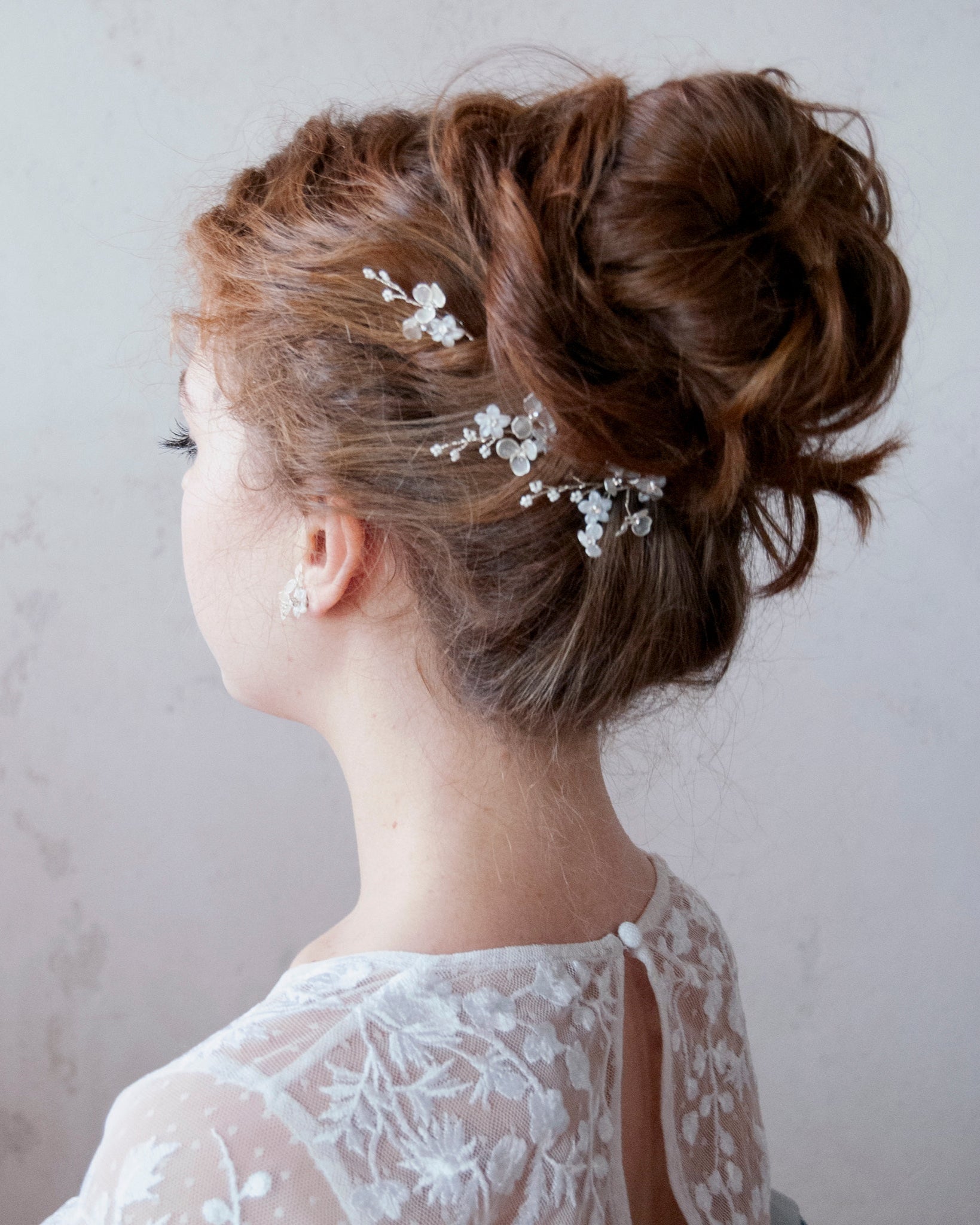 Forcine da sposa con fiori satinati, perfette per un&#39;acconciatura elegante e romantica.