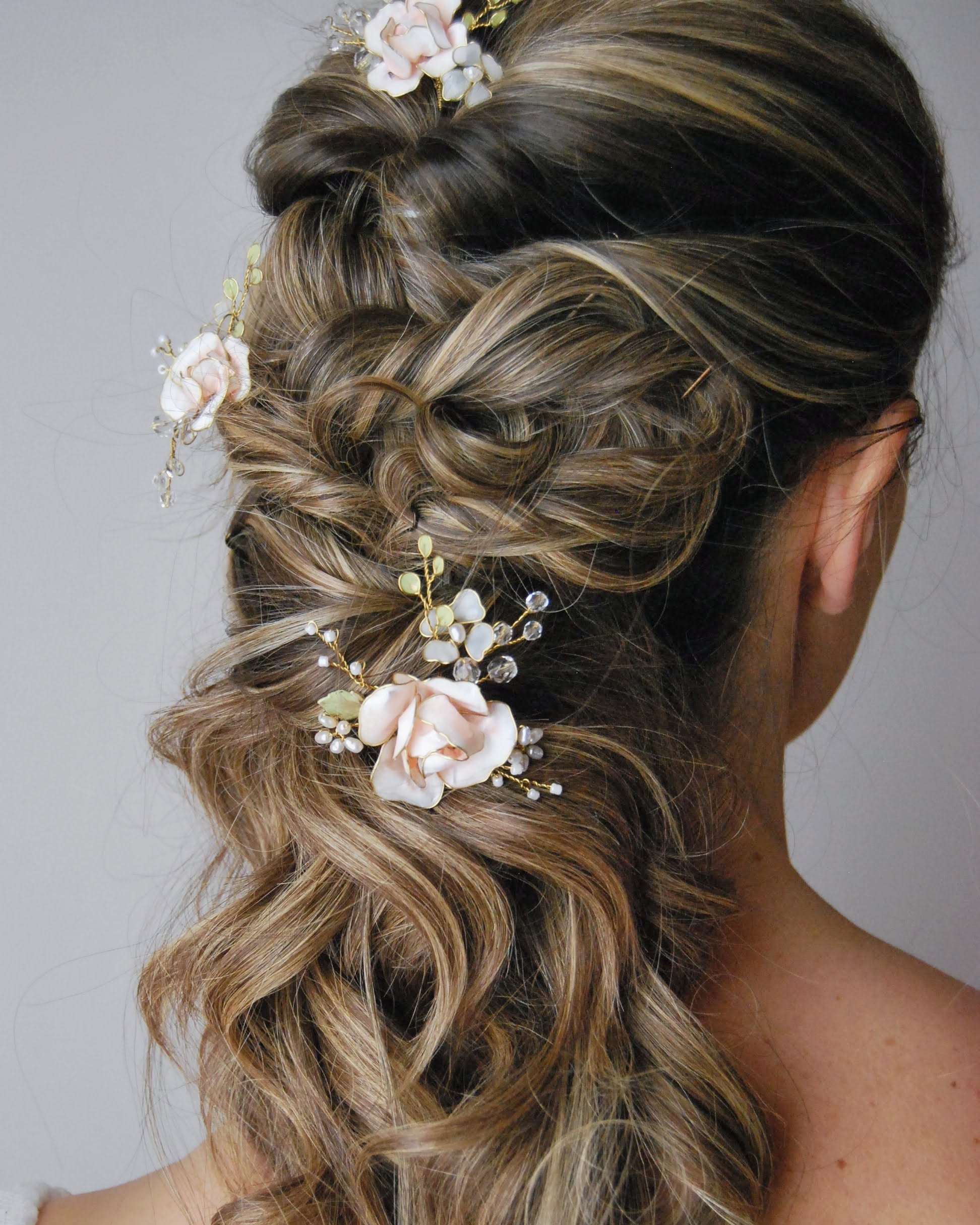 Forcine floreali con rose, per un look da sposa romantico e senza tempo.