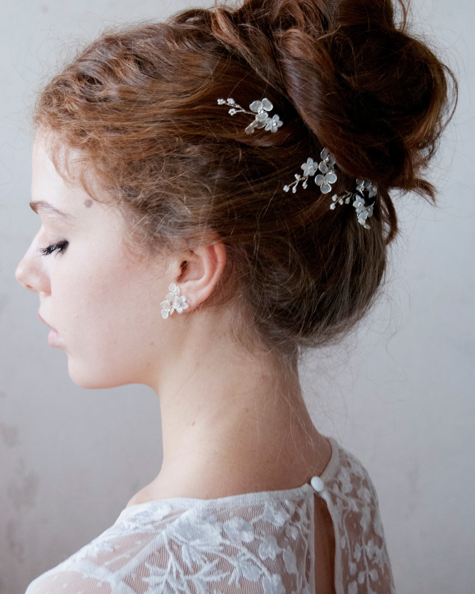 Forcine floreali con fiori satinati, per una sposa romantica e sofisticata.