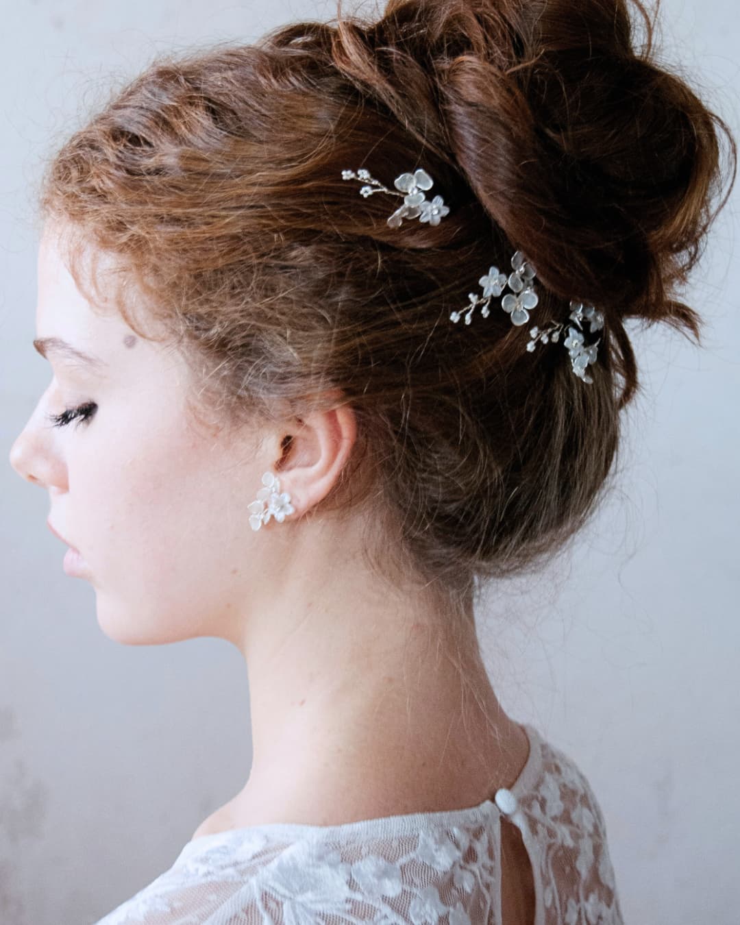 Forcine Frostalia indossate per matrimonio, accessorio capelli artigianale per sposa elegante e sofisticata