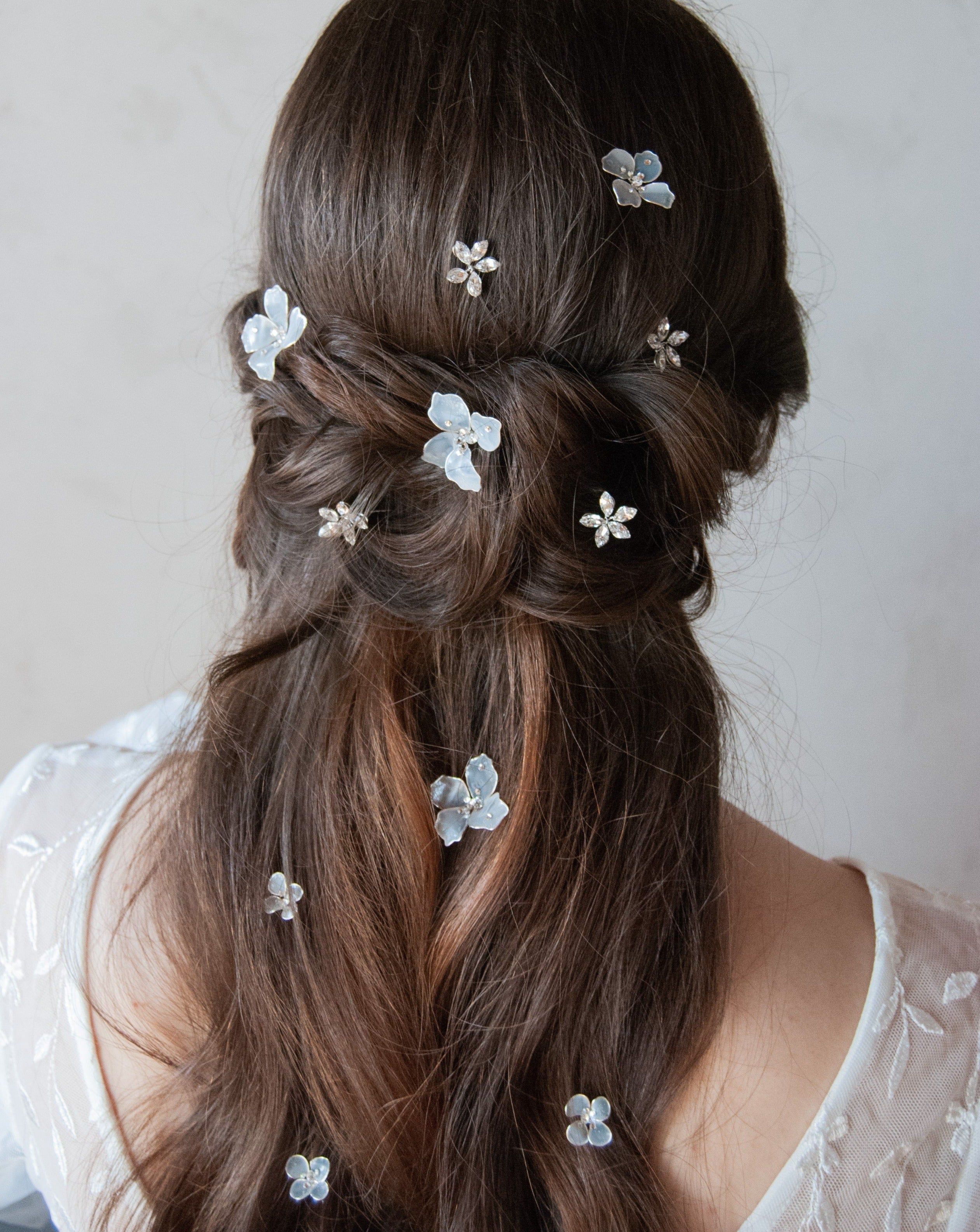 Forcine gioiello con fiori e cristalli, perfette per look sposa eleganti e raffinati.