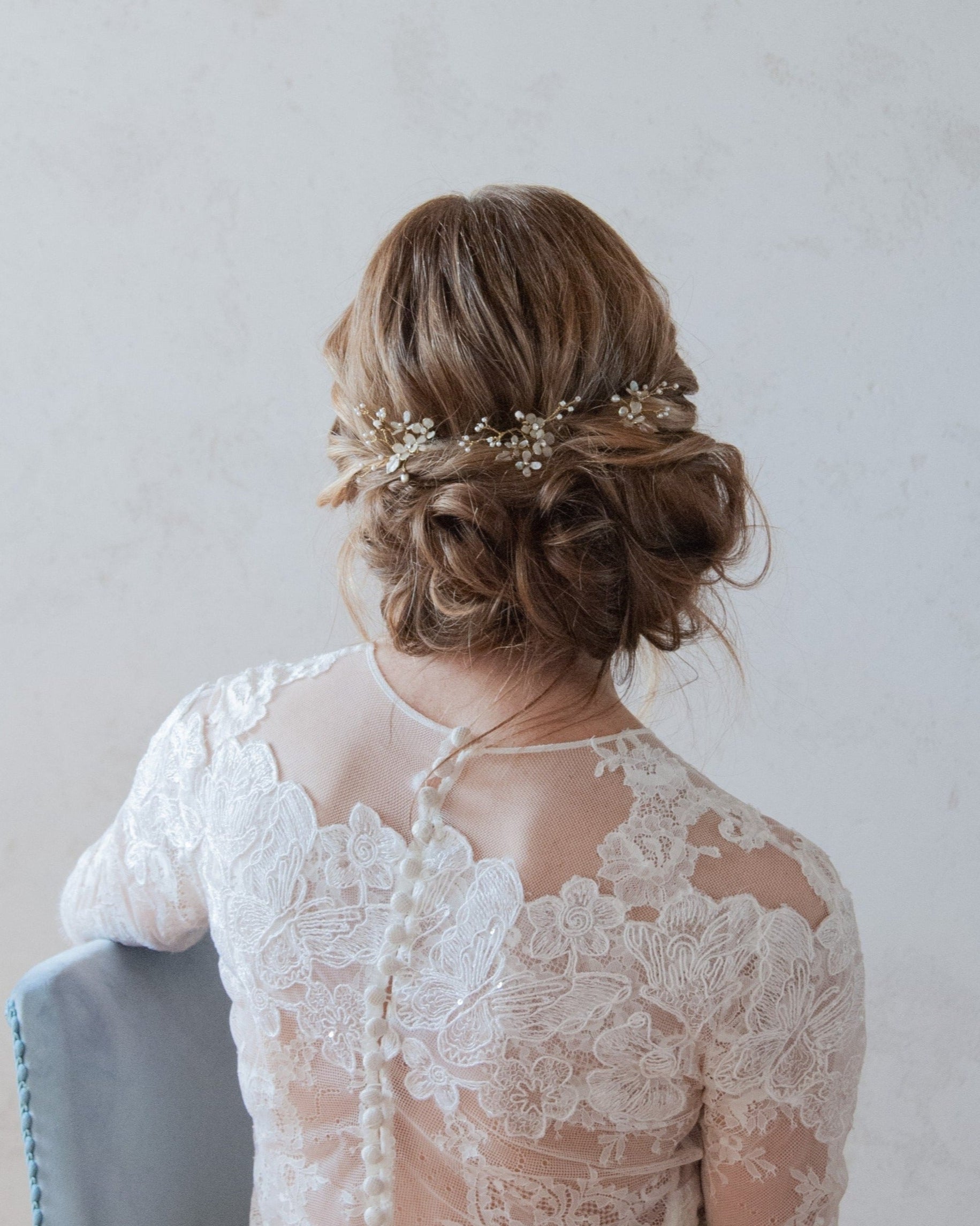 Forcine floreali con luce iridescente, perfette per un look da sposa sofisticato.