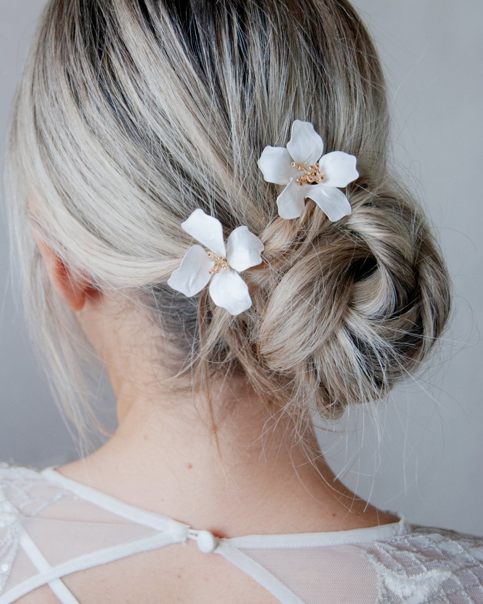 Forcine da sposa con fiore di magnolia bianca, per un matrimonio moderno e dallo stile minimale.