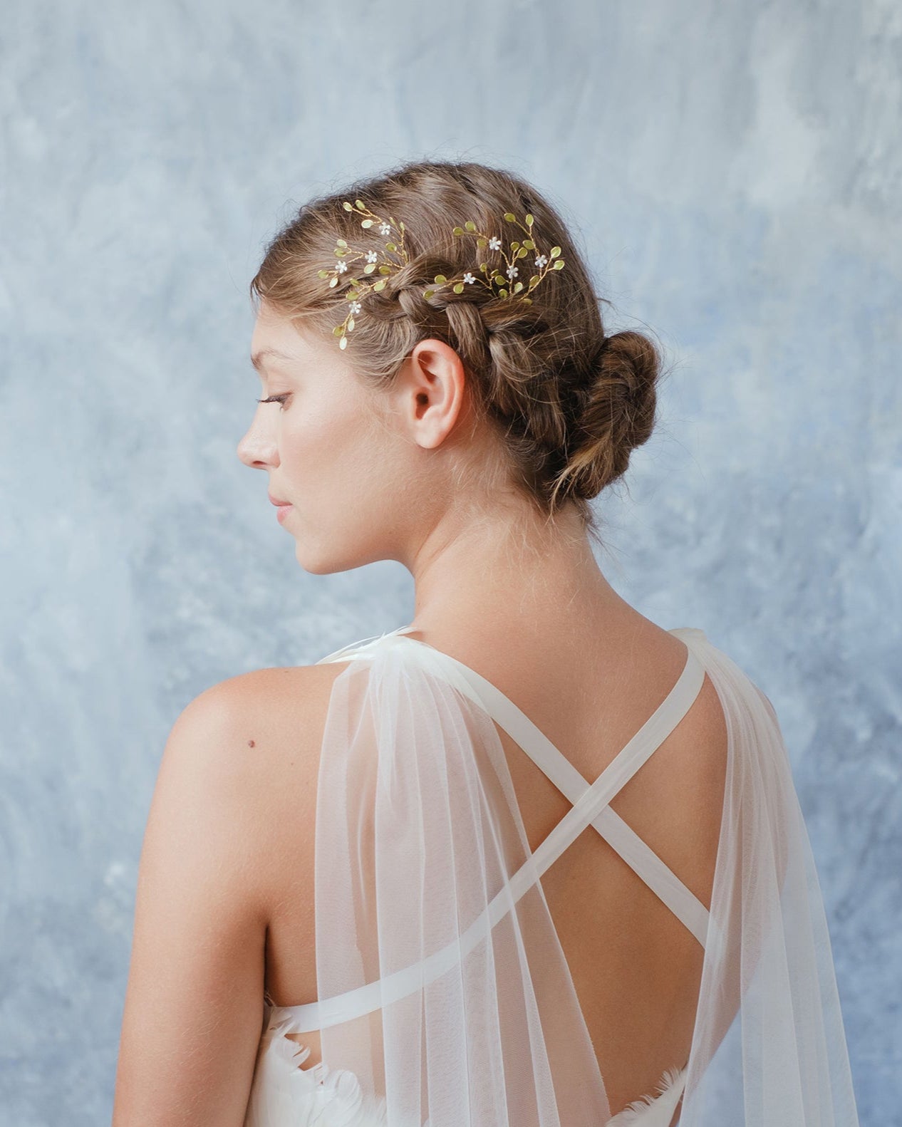 Accessori artigianali con verde botanico per uno stile sposa semplice e curato.
