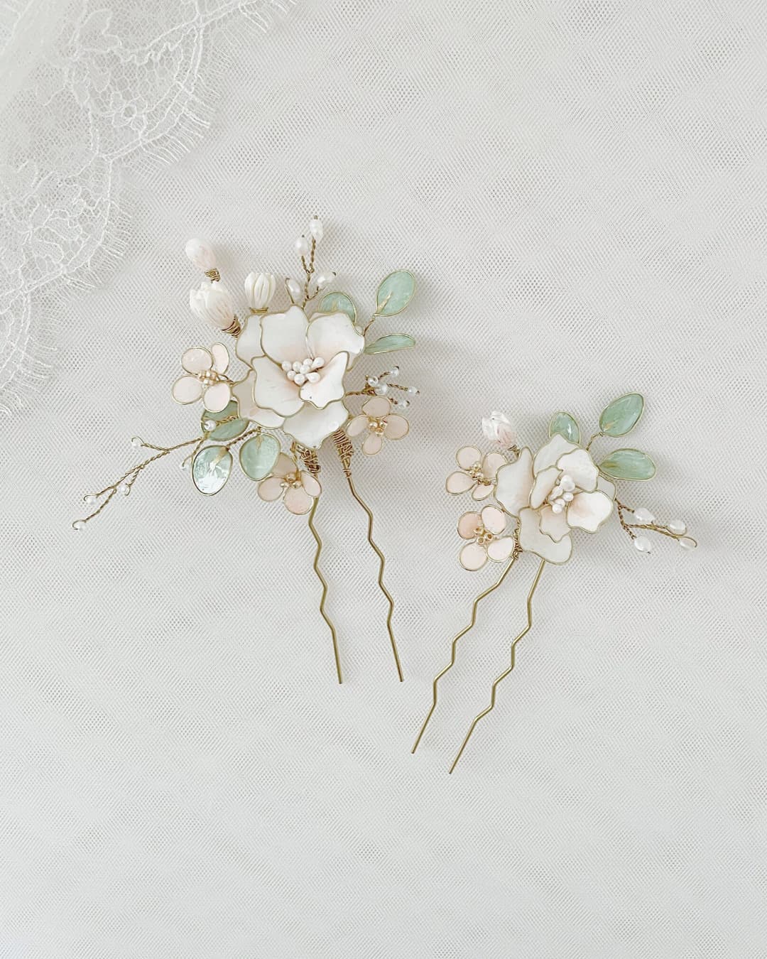 Coppia di forcine sposa artigianali Peonia Rosaclara con fiori bianchi e foglie di eucalipto.