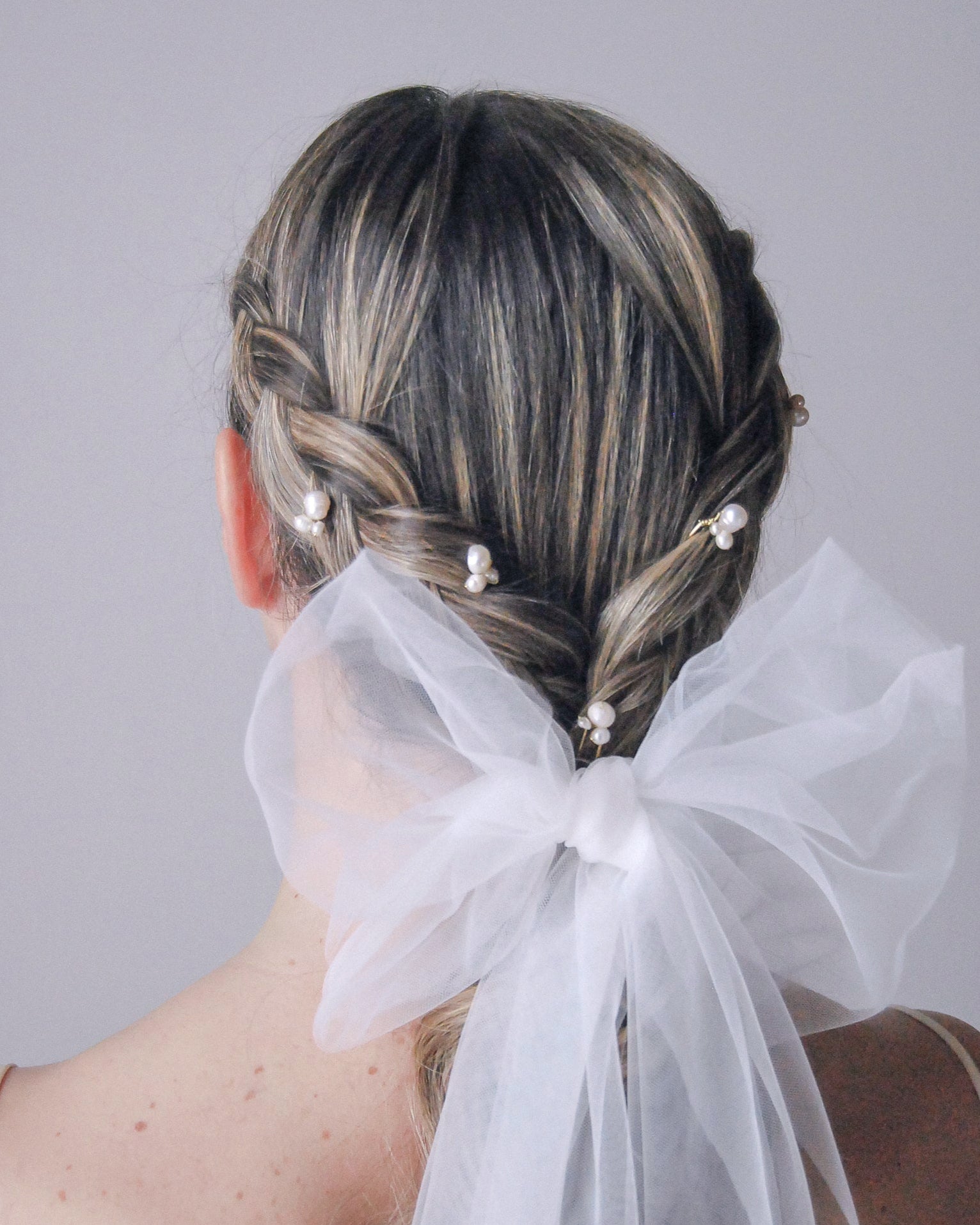 Forcine artigianali con perle di fiume per arricchire il tuo look da sposa.