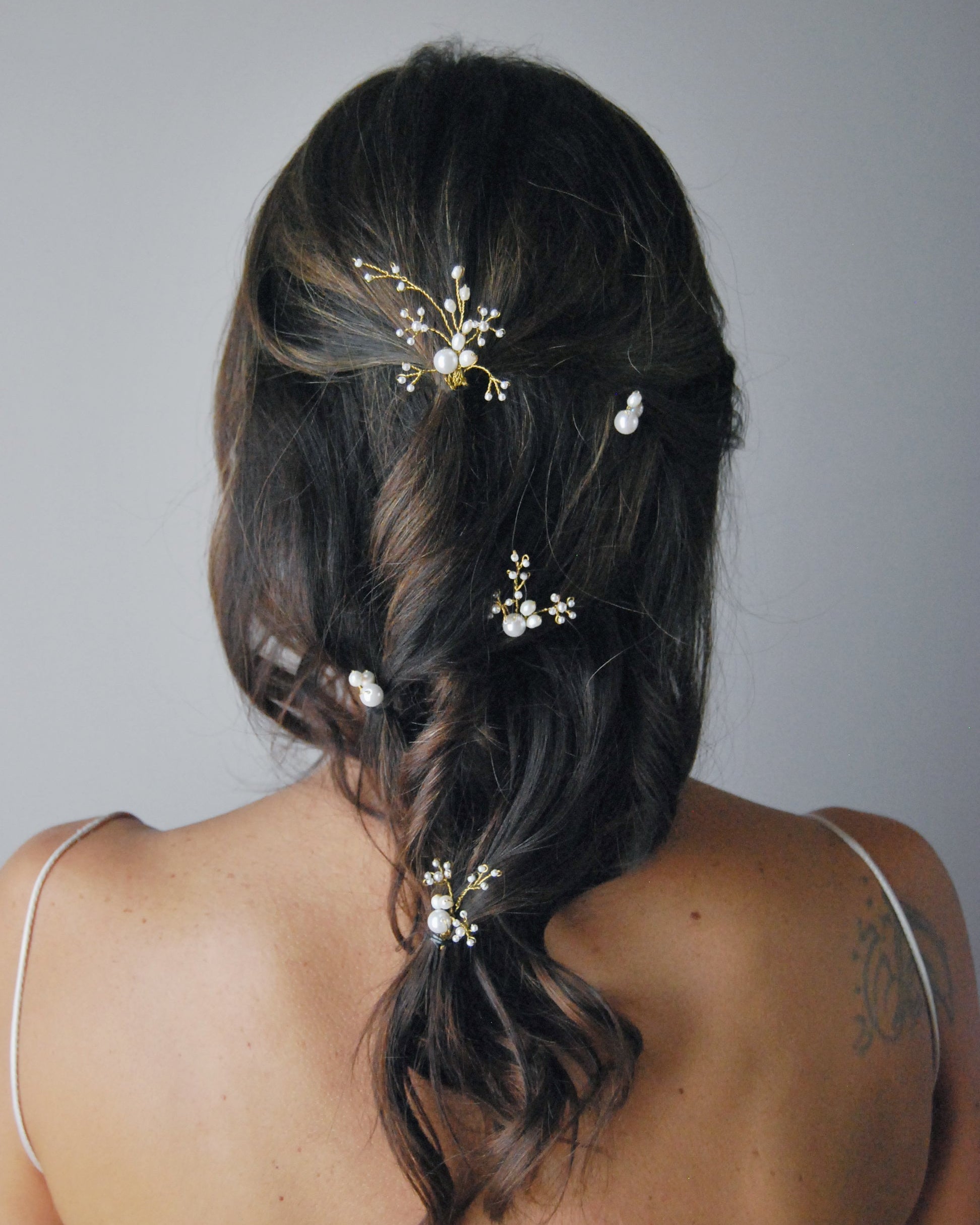 Forcine con perle per acconciature sposa raccolte ed eleganti.