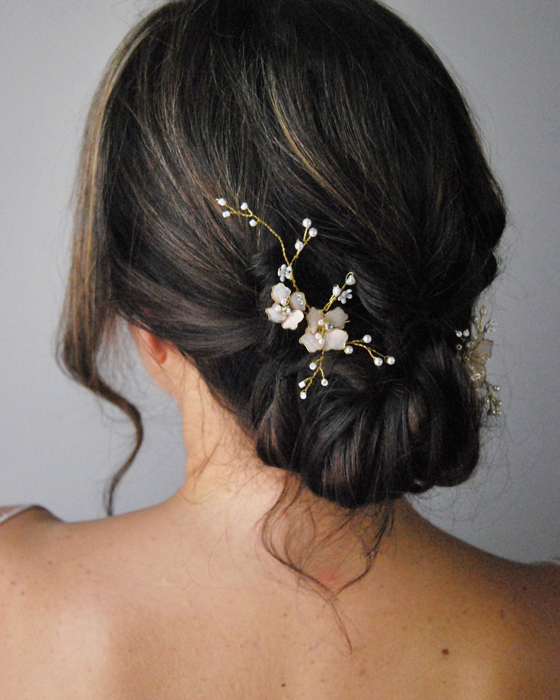 Forcine sposa con fiori di ciliegio rosa, per un tocco floreale elegante e poetico.