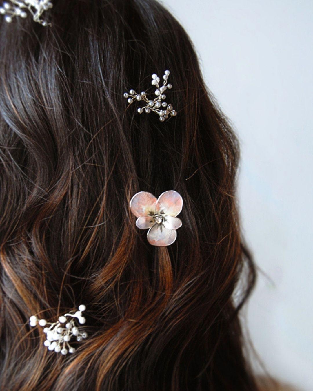 Forcine da sposa con fiori di violetta e gipsofila su capelli sciolti a onde, accessori capelli sposa Elibre