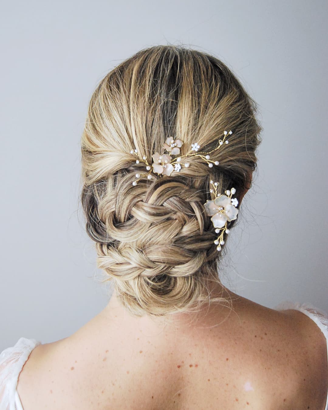 Set di due forcine Vinea con fiori di ciliegio oro e rosa cipria per acconciature sposa