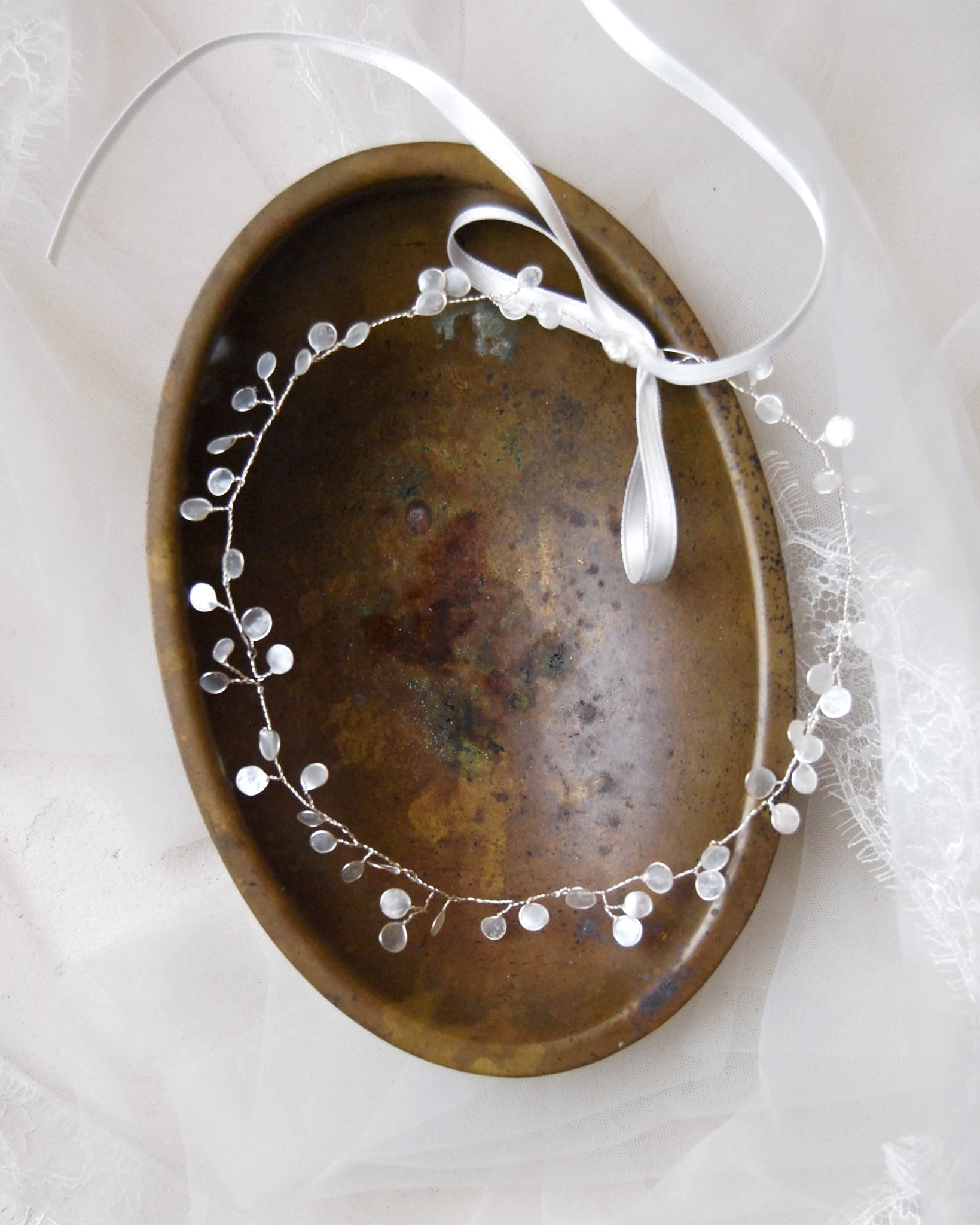 Elegante parure da matrimonio con collana e orecchini "Perla di Luna", gioielli raffinati che completano il look della sposa con delicata luminosità.