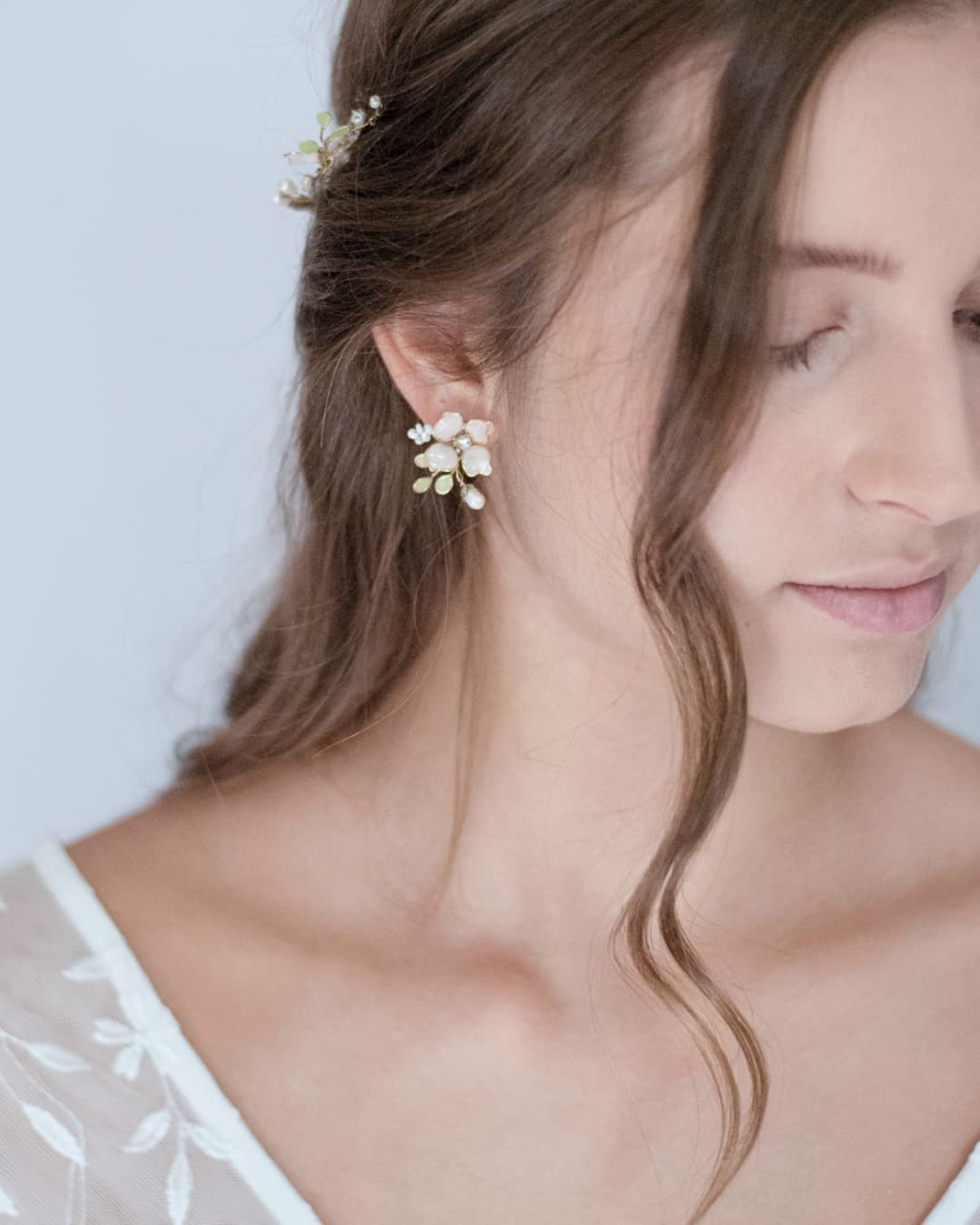 Orecchini di lusso Anthea a forma di fiore, accessorio distintivo per sposa sofisticata.