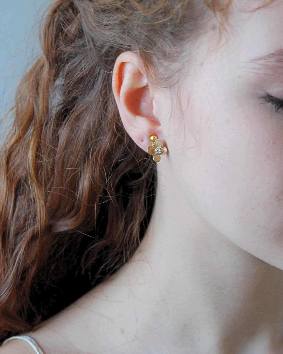 Ear cuff Aurum con finitura dorata, modellato a mano per offrire una firma artigianale preziosa e inimitabile.