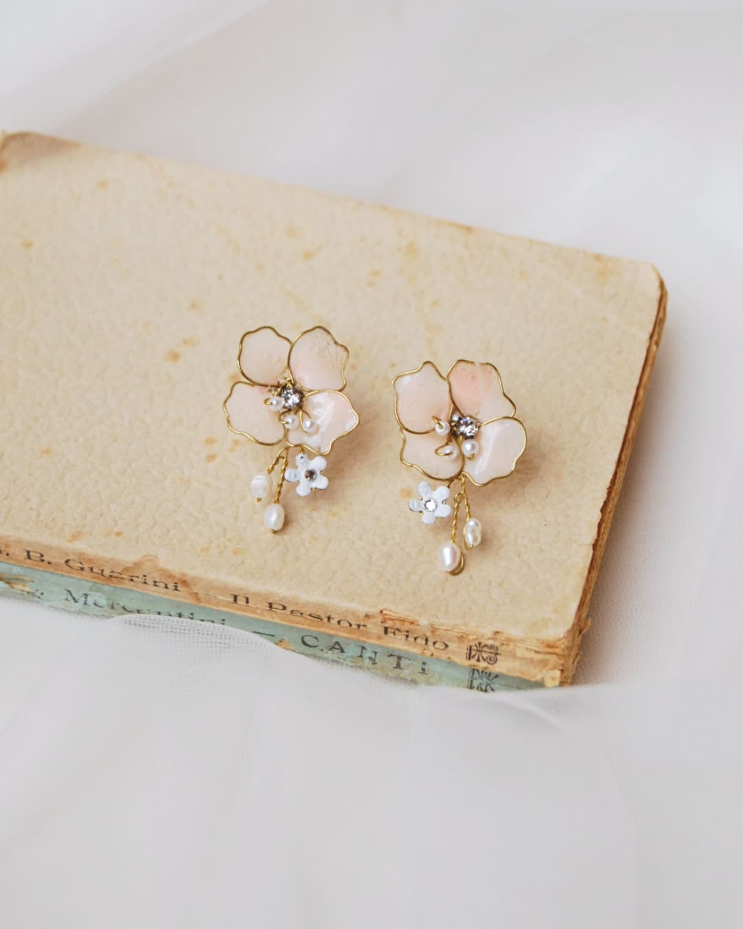 Orecchini Sakura simbolo di lusso e cura artigianale made in italy