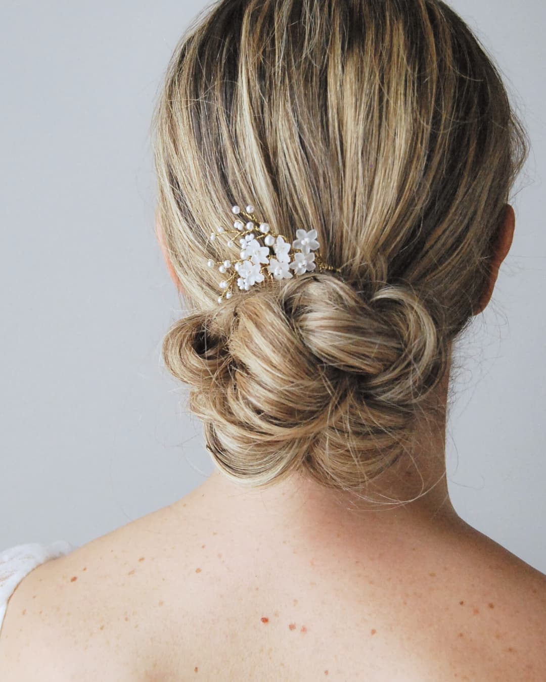 Pettinino Frangipane Mini: firma artigianale d'élite per la sposa che cerca grazia e leggerezza.