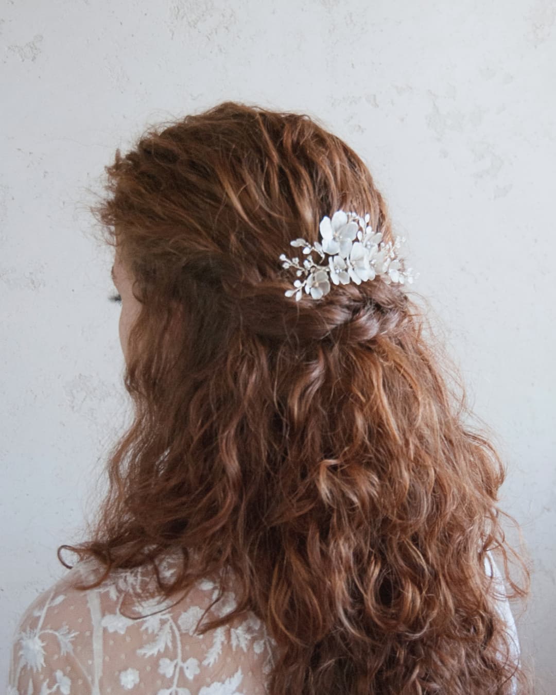 Pettinino Frostalia: firma artigianale d'élite con design etereo per una sposa moderna e sofisticata.