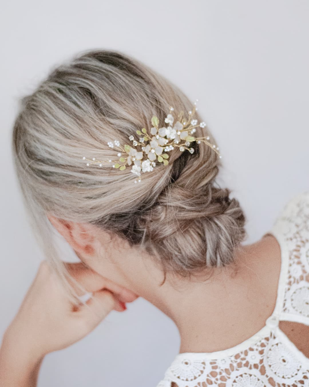 Pettinino Incanto: firma d'alto artigianato con cristalli incastonati per una sposa moderna e sognante.