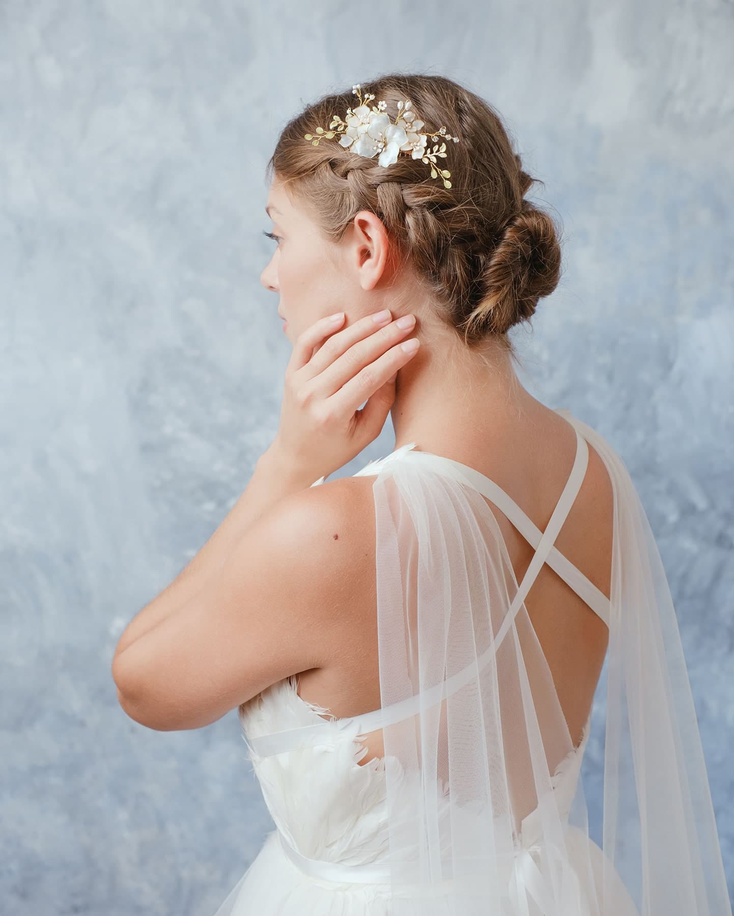 Pettinino Jardin: creazione artigianale di prestigio con finiture d'oro per una sposa sofisticata.