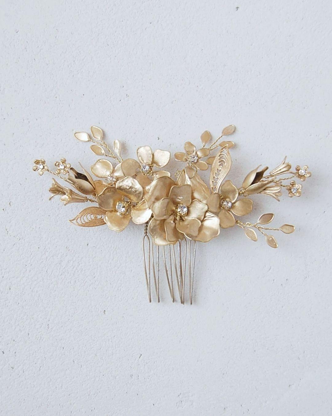 Pettinino Aurum: firma d'alto artigianato con dettagli in oro per una sposa moderna e regale.