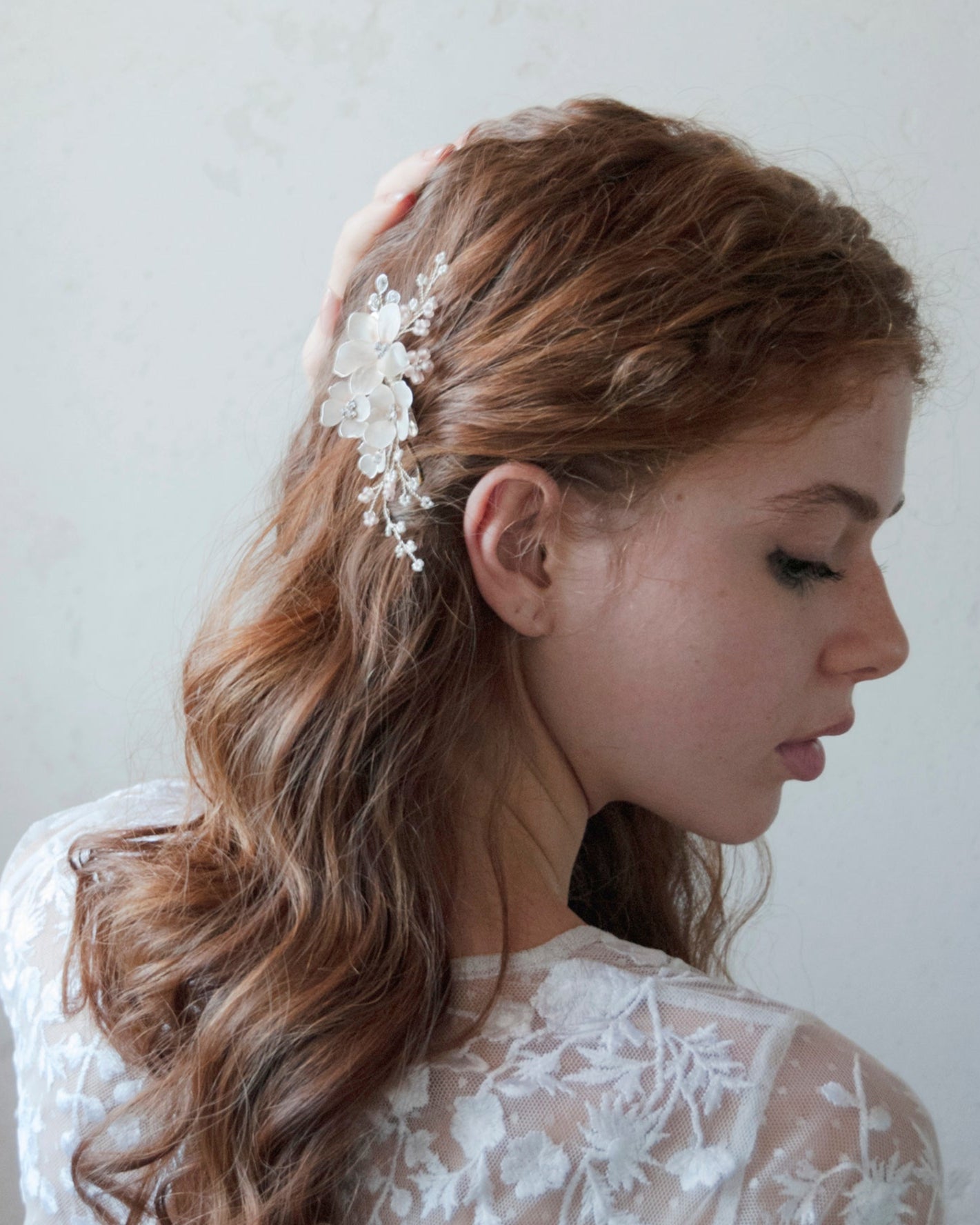 Molletta a clip per sposa con fiori satinati rosa e dettagli Swarovski, perfetta per un matrimonio elegante.
