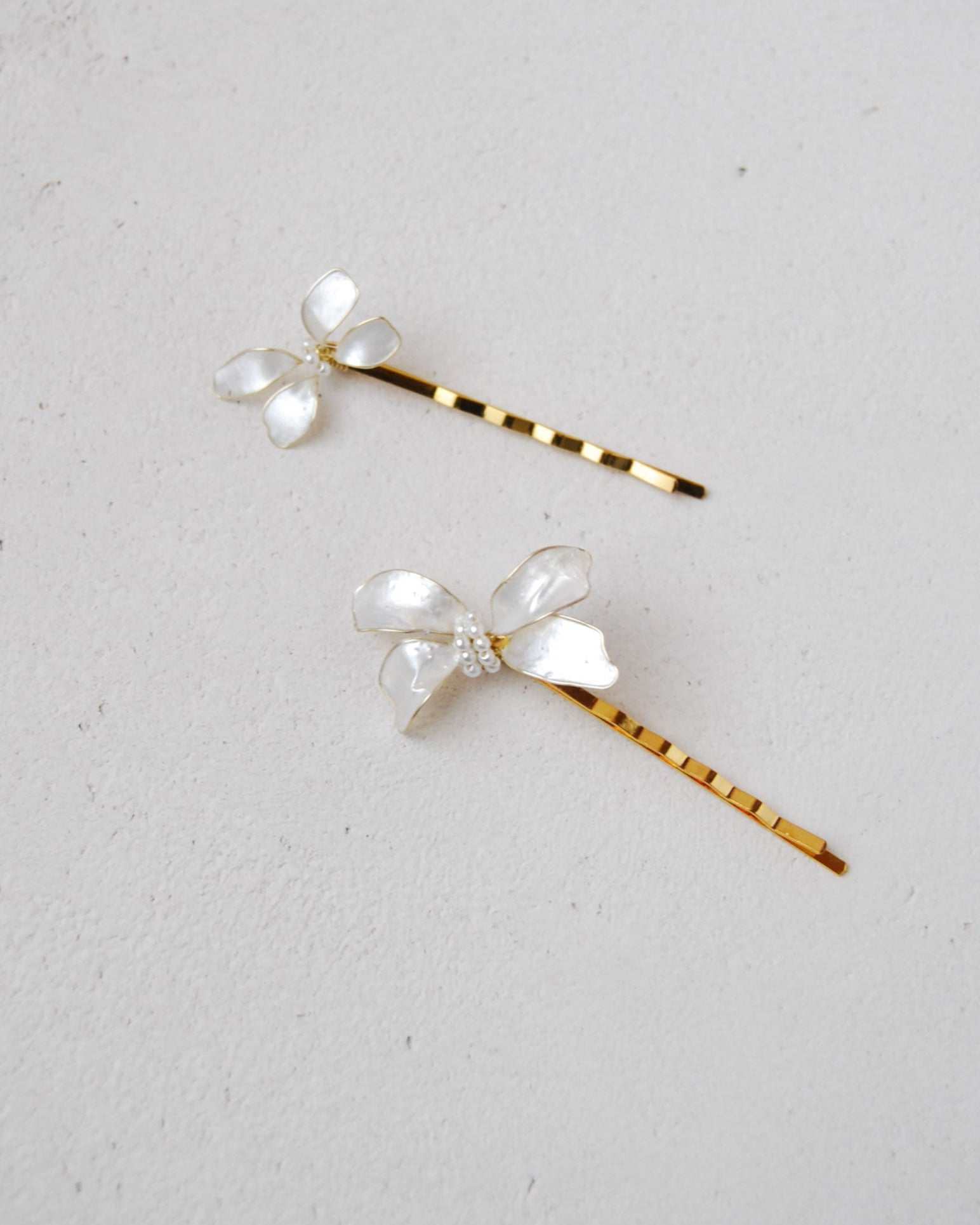 Mollettine per capelli da sposa con fiocco madreperlato, l'accessorio perfetto per un look moderno ed elegante.