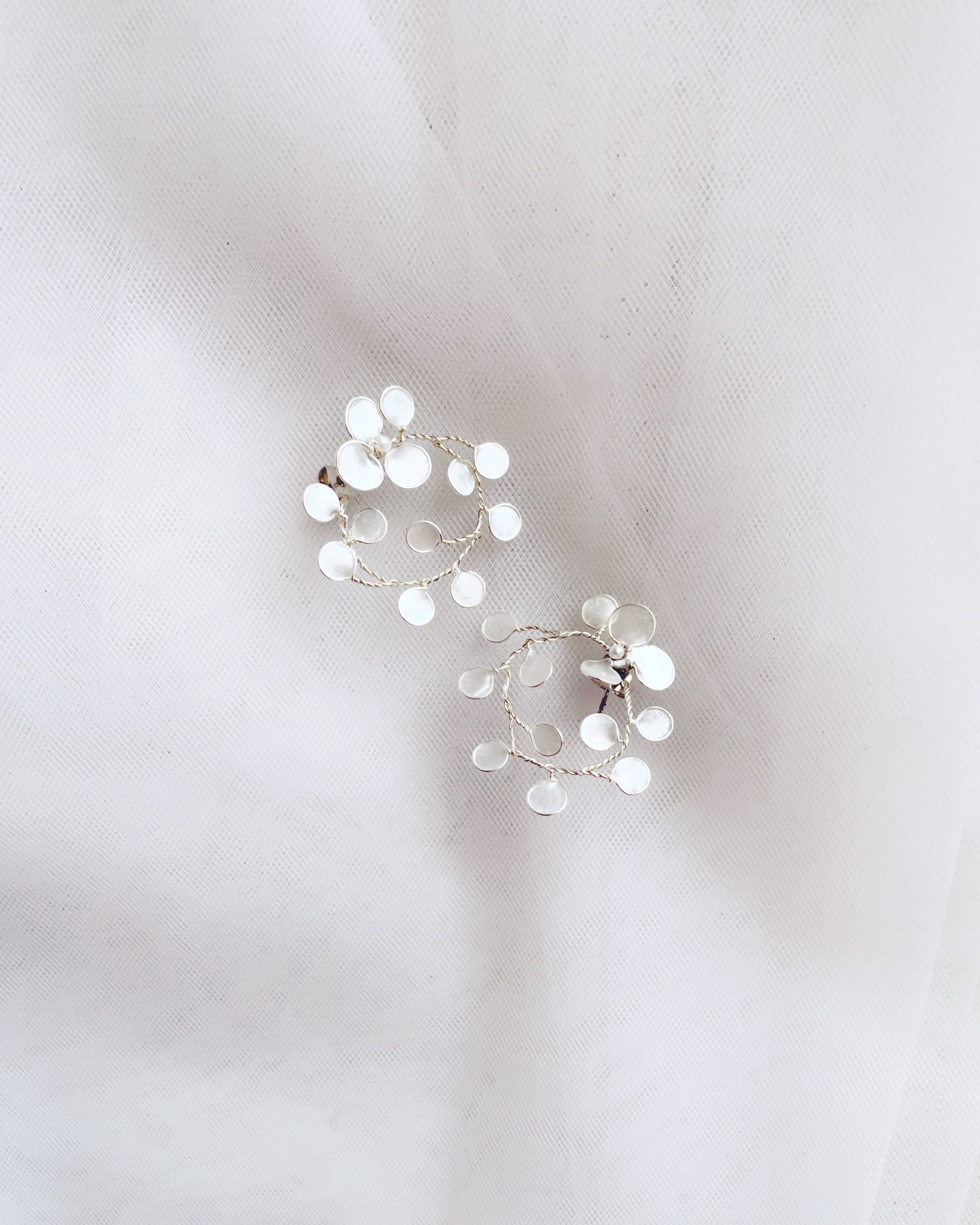Orecchini a cerchio Perla di Luna con dischi madreperlati, perfetti per una sposa elegante che desidera un tocco luminoso e sofisticato.