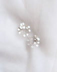 Orecchini a cerchio Perla di Luna con dischi madreperlati, perfetti per una sposa elegante che desidera un tocco luminoso e sofisticato.