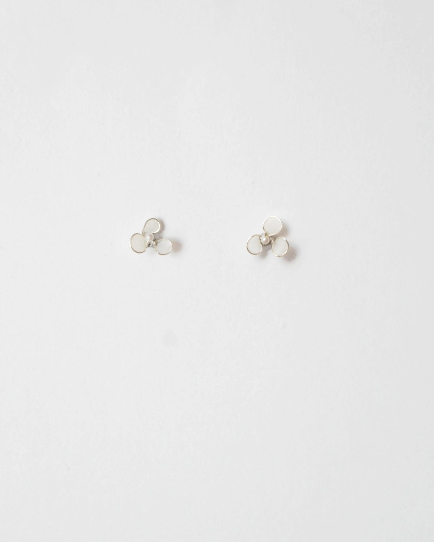 orecchini a fiore mini da sposa moderna e minimale
