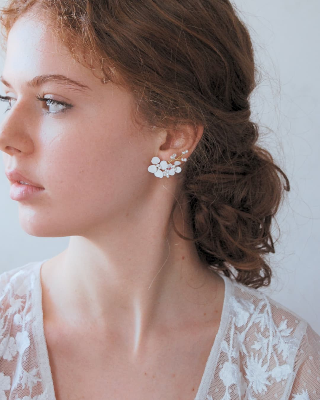 Orecchini sposa a lobo Biancospino Climber con fiori modellati a mano e finiture dorate di lusso.