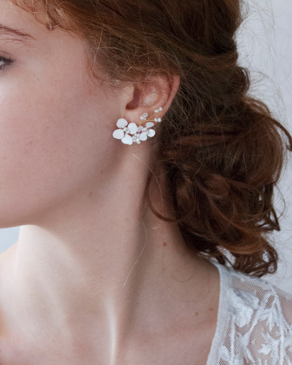 Orecchini biancospino climbers con fiori bianchi, l'accessorio perfetto per una sposa romantica e sofisticata.