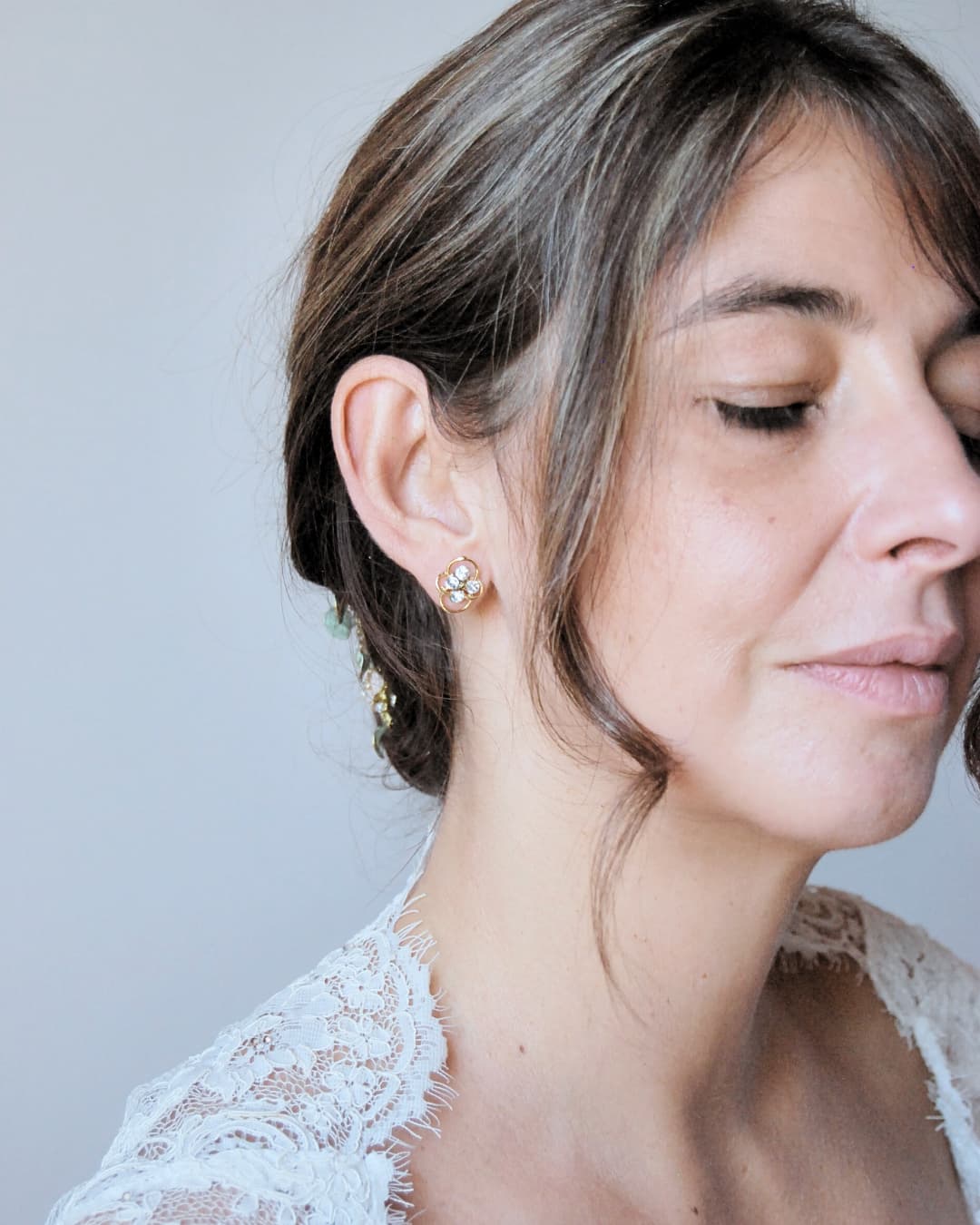 Orecchini a lobo Brillaflora con cristalli Swarovski incastonati in un fiore dorato artigianale.