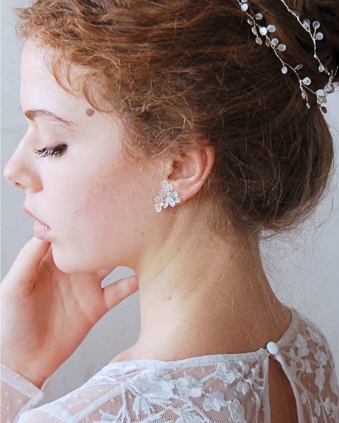Orecchini sposa modello Brina con grappolo di fiori artigianali bianchi dalla finitura satinata.