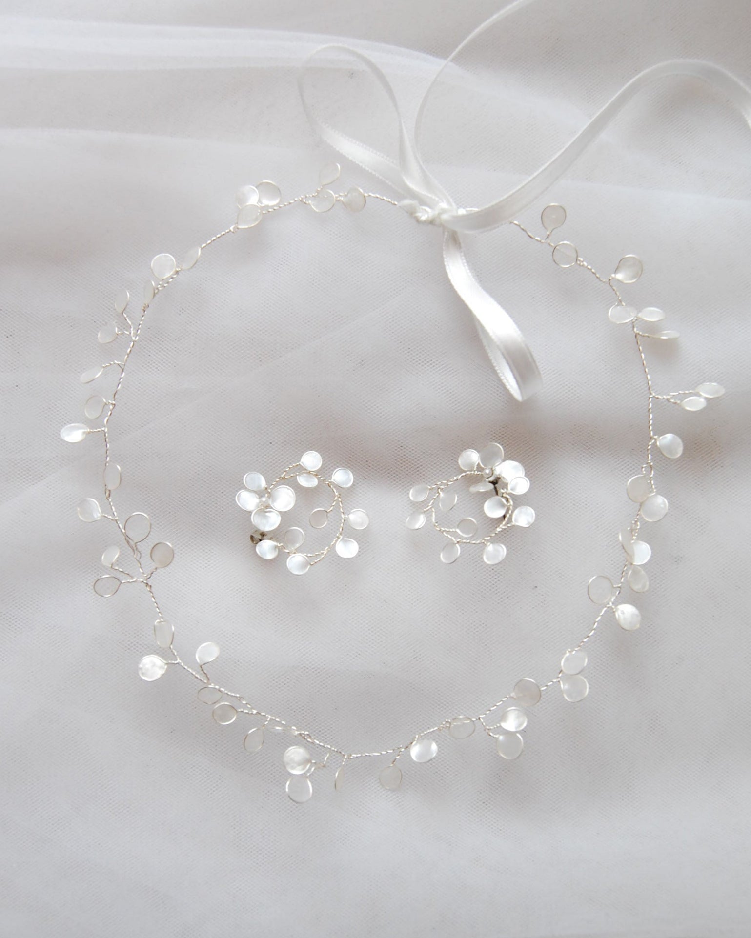 Orecchini a cerchio lunari, ideali per una sposa elegante. Completa in parure con la collana per un tocco di originalità e raffinatezza al tuo look.