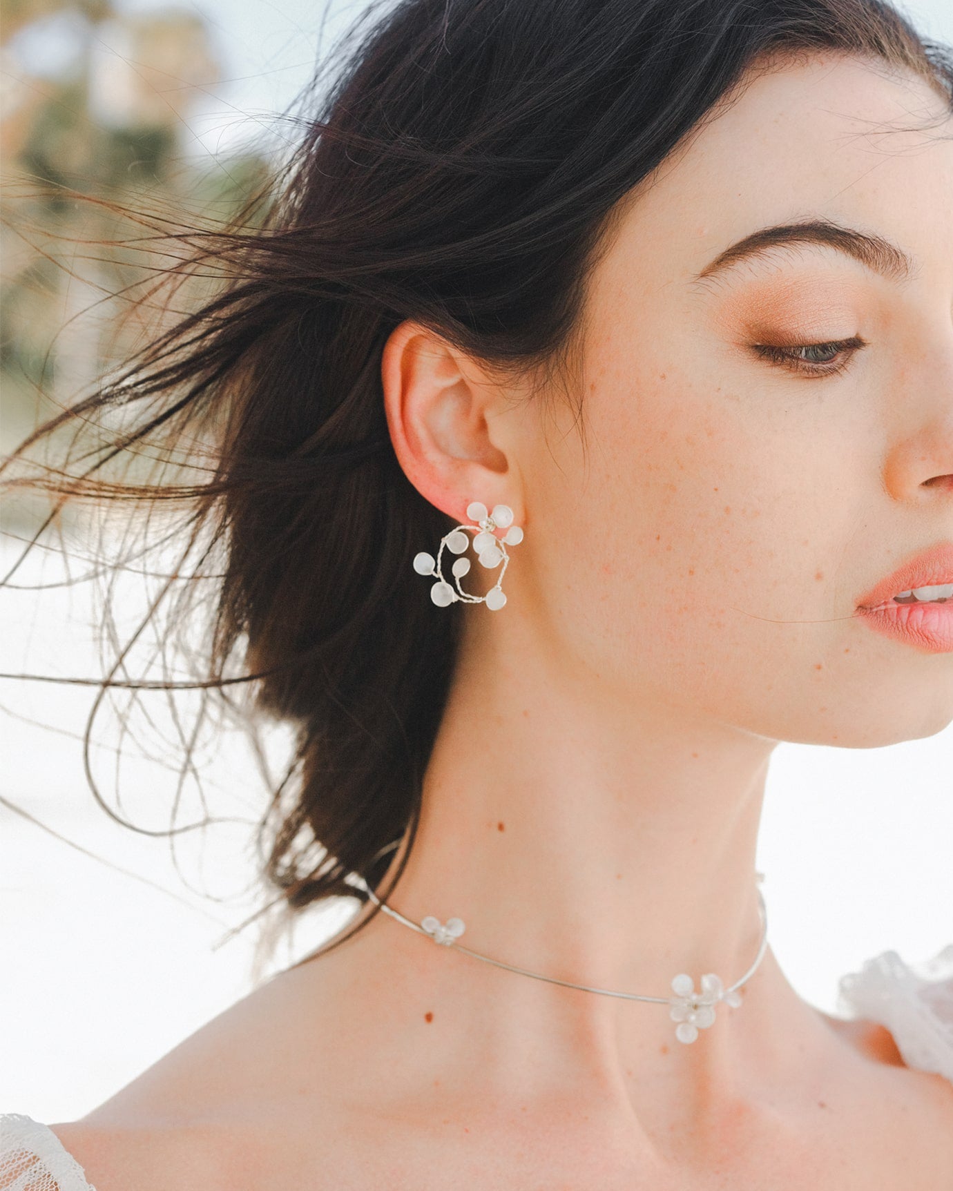 Orecchini a cerchio Perle di Luna, eleganti e leggeri, ideali per la sposa che cerca originalità e raffinatezza nel giorno del matrimonio.