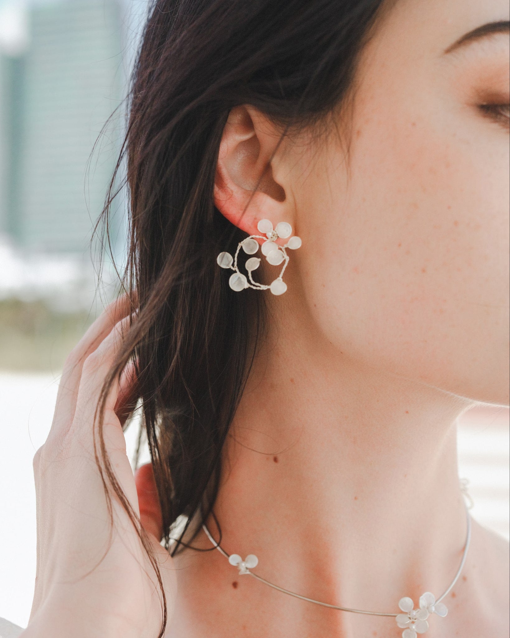 Orecchini a cerchio luminosi e leggeri con perle di luna, un'accessorio unico per la sposa che cerca eleganza e originalità al matrimonio.