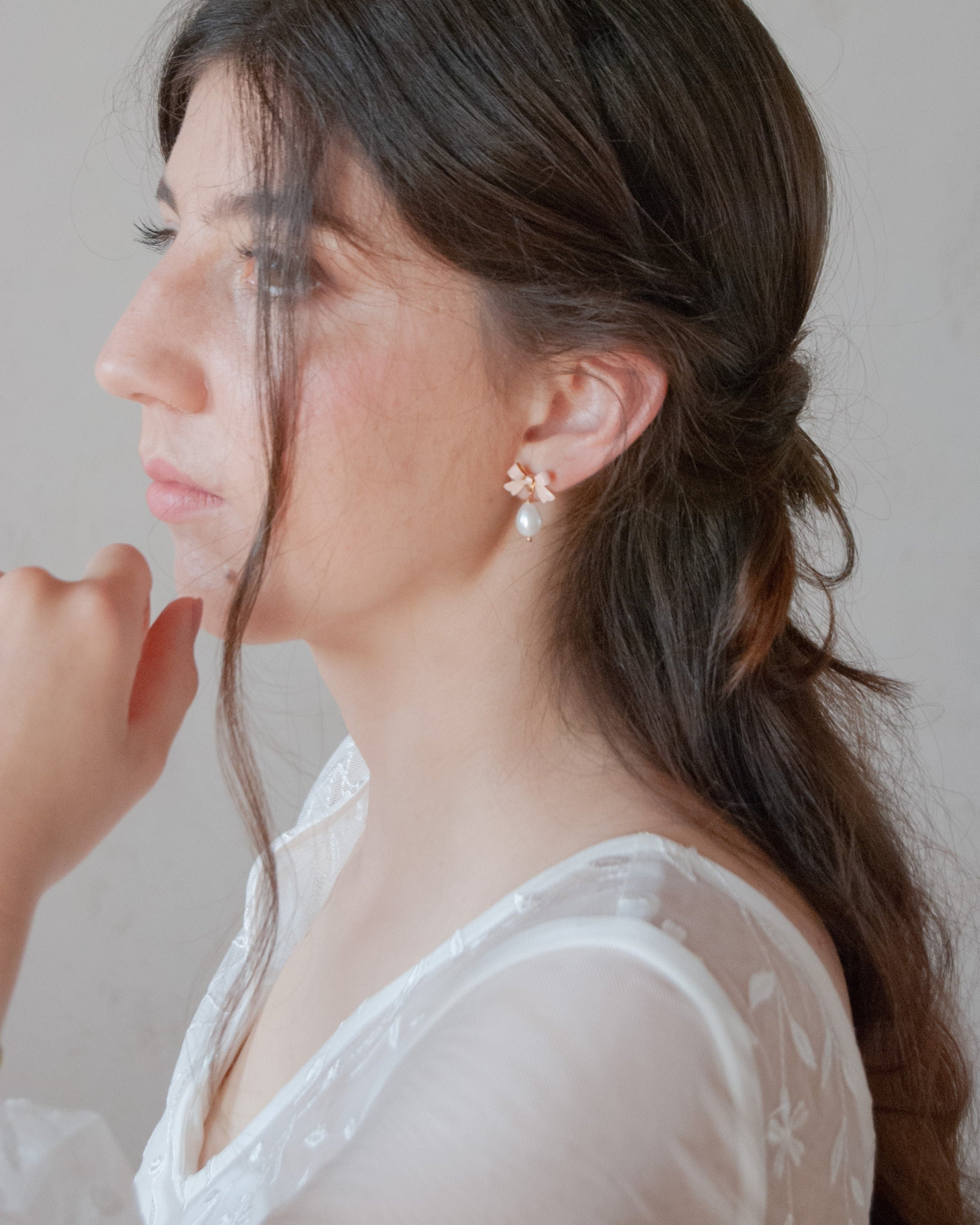 Orecchini con fiocco rosa e perle pendenti