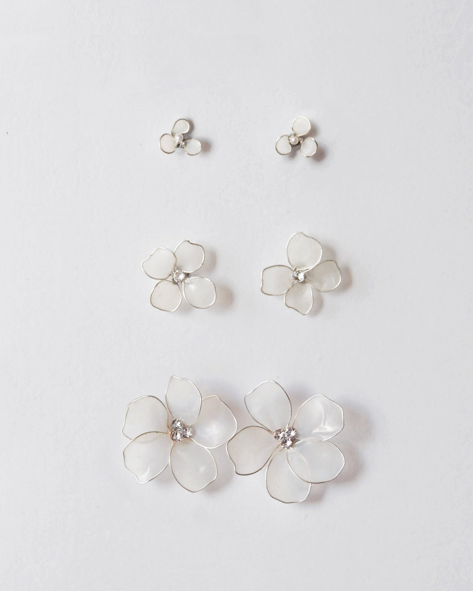 Orecchini a lobo con fiore satinato disponibili in tre misure eleganti.