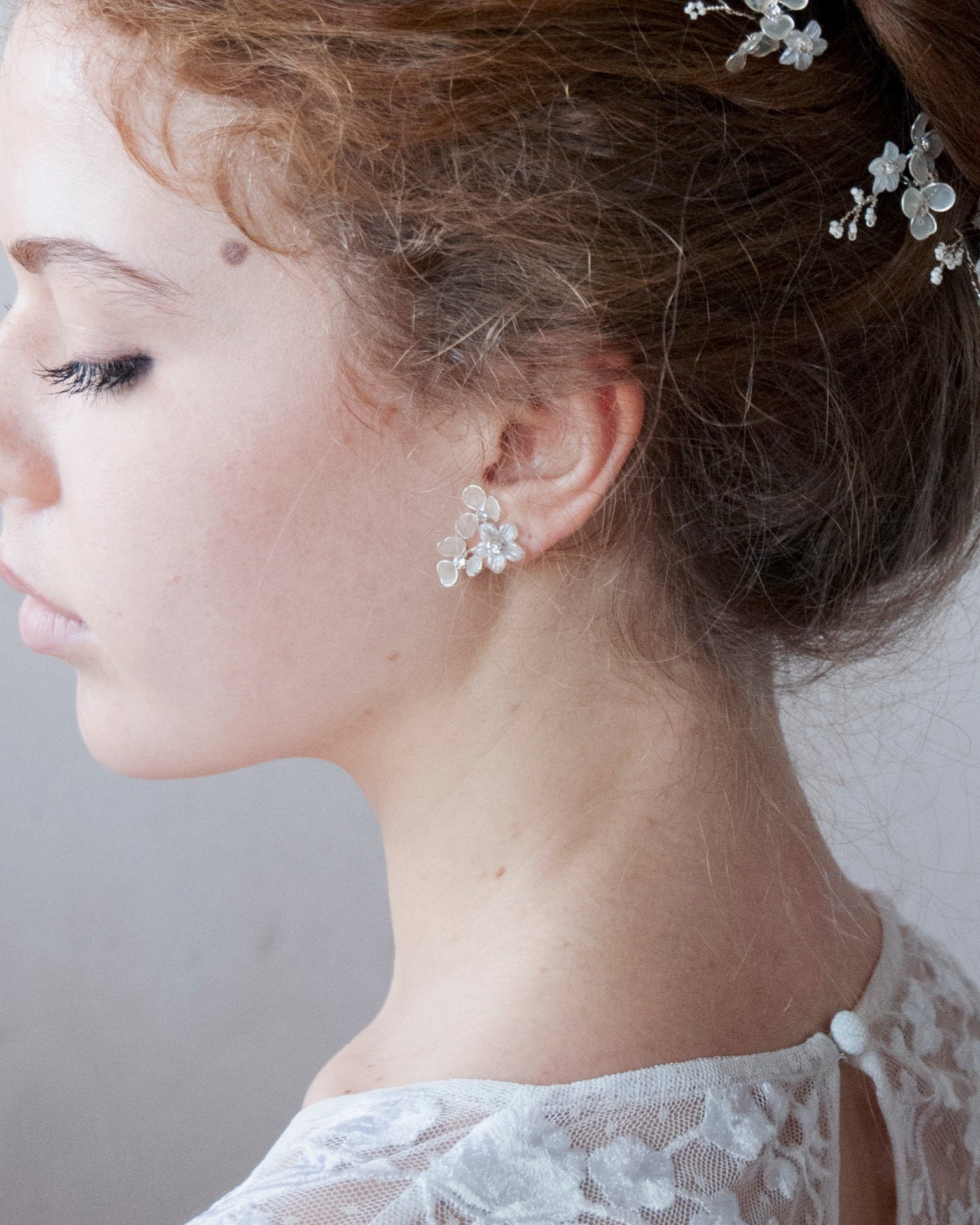 Orecchini con fiori satinati per un look romantico e senza tempo.