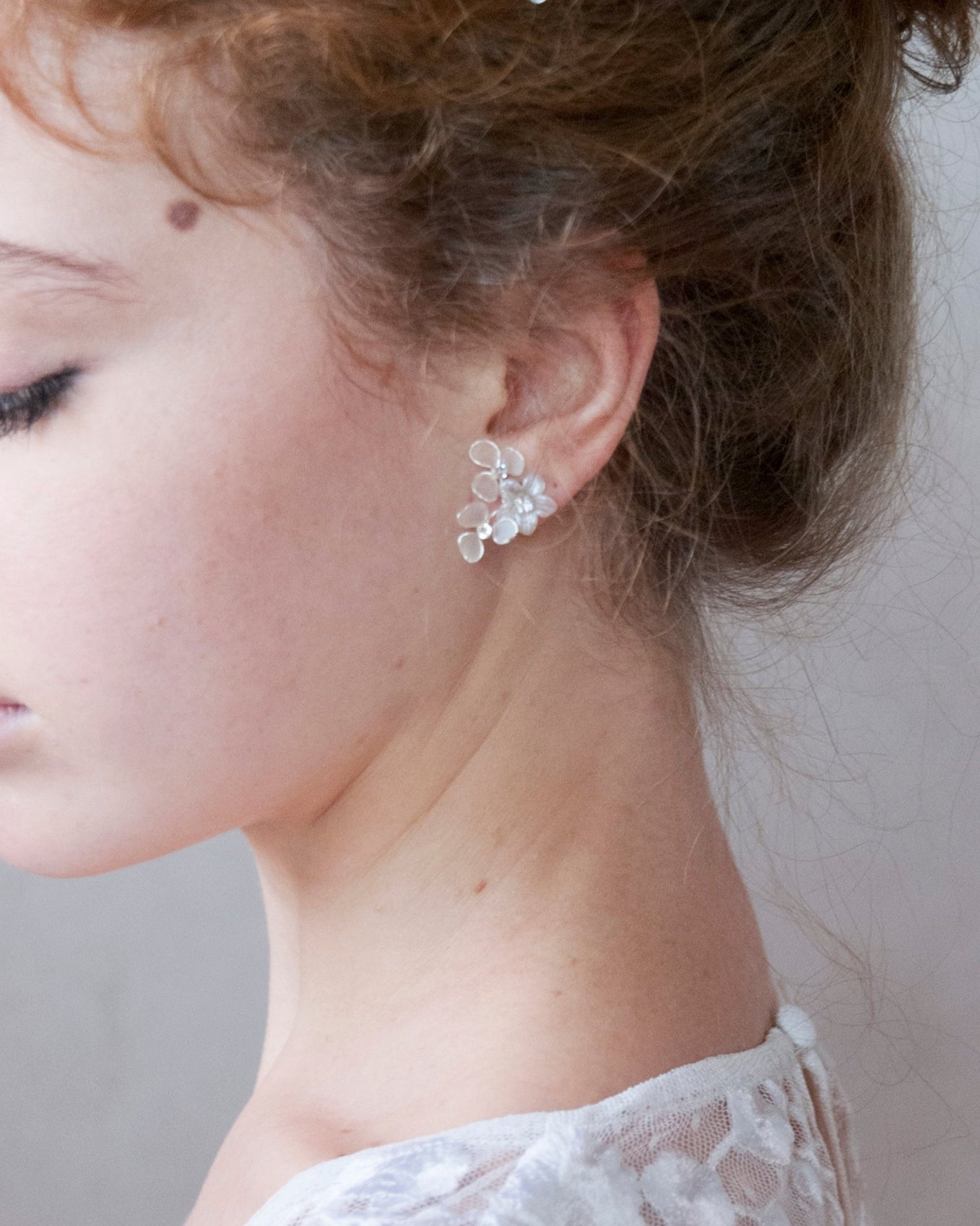 Orecchini floreali con fiori satinati, perfetti per aggiungere eleganza a qualsiasi acconciatura.
