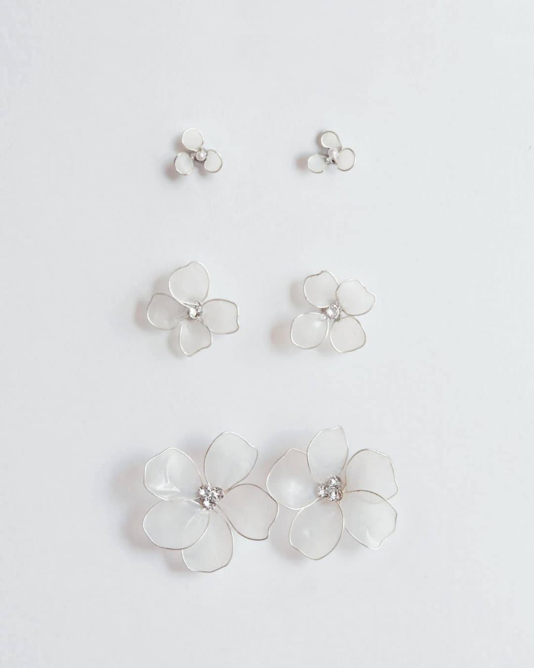 Orecchini artigianali Frostalia mostrati nelle tre varianti di dimensione: Mini, Midi e Maxi per la sposa