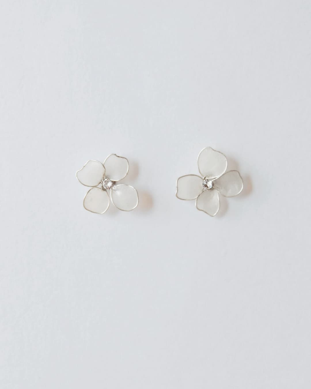 Orecchini Frostalia in variante Midi, la dimensione perfetta per bilanciare luce e design floreale nel bridal look.