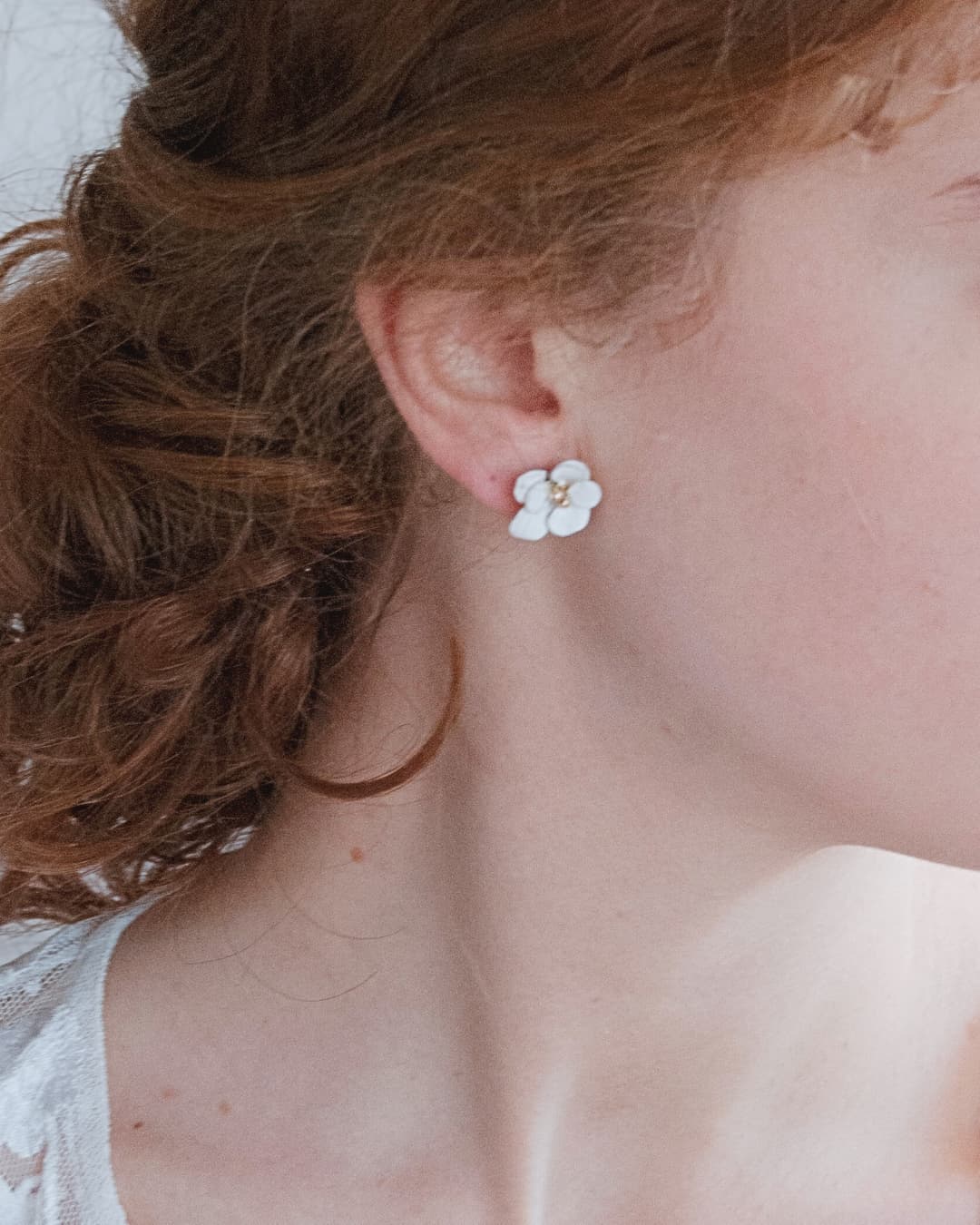 Orecchini con fiori artigianali, realizzati con filo e perni placcati di alta qualità.