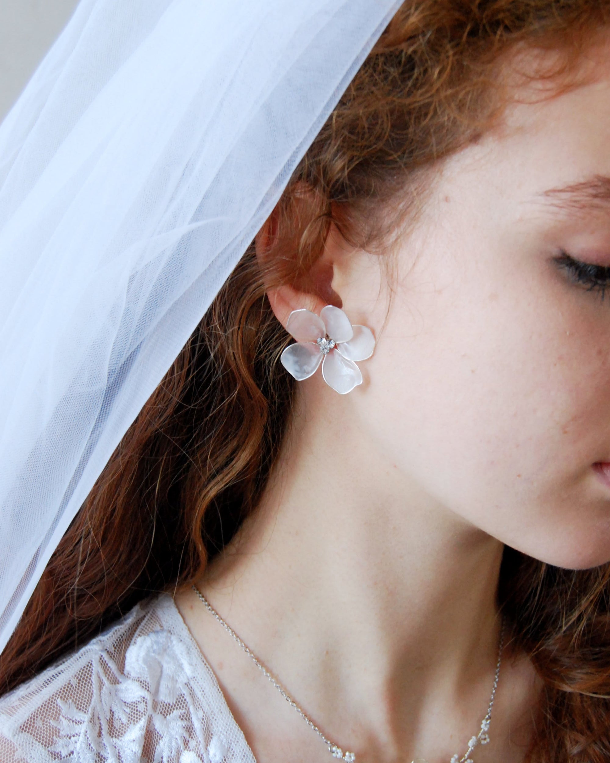 Orecchini a lobo per sposa, leggeri e raffinati con finitura satinata.