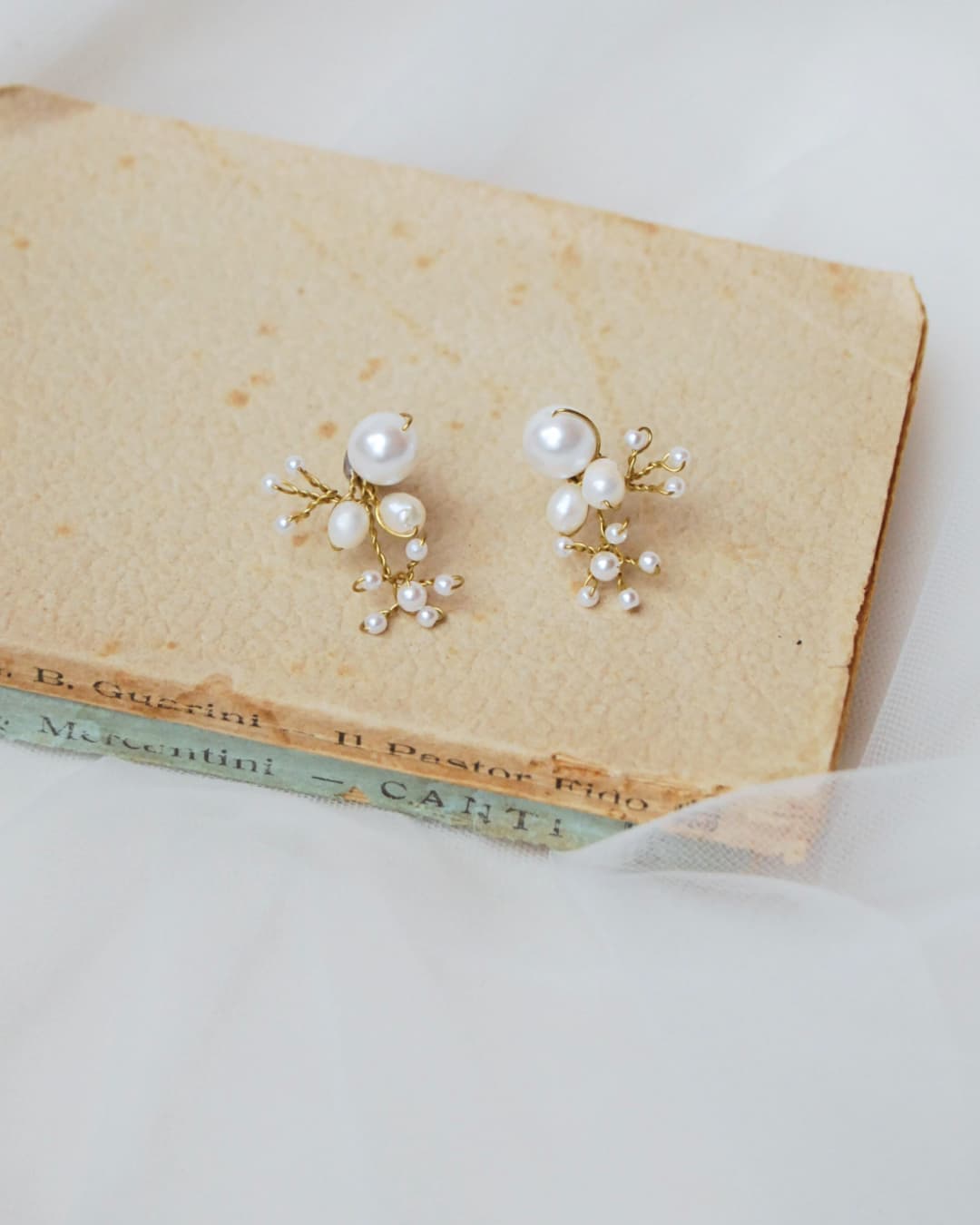 Dettaglio indossato di orecchini a lobo con perle di fiume per un bridal look sofisticato.