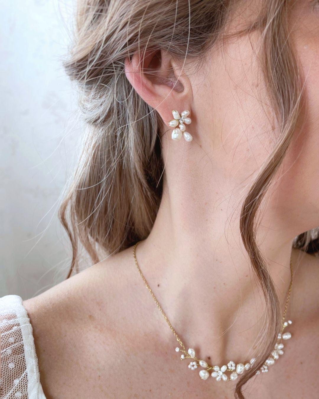 Orecchini a lobo Marguerite in perle bianche naturali, accessori sposa dal design botanico e raffinato per un look coordinato.