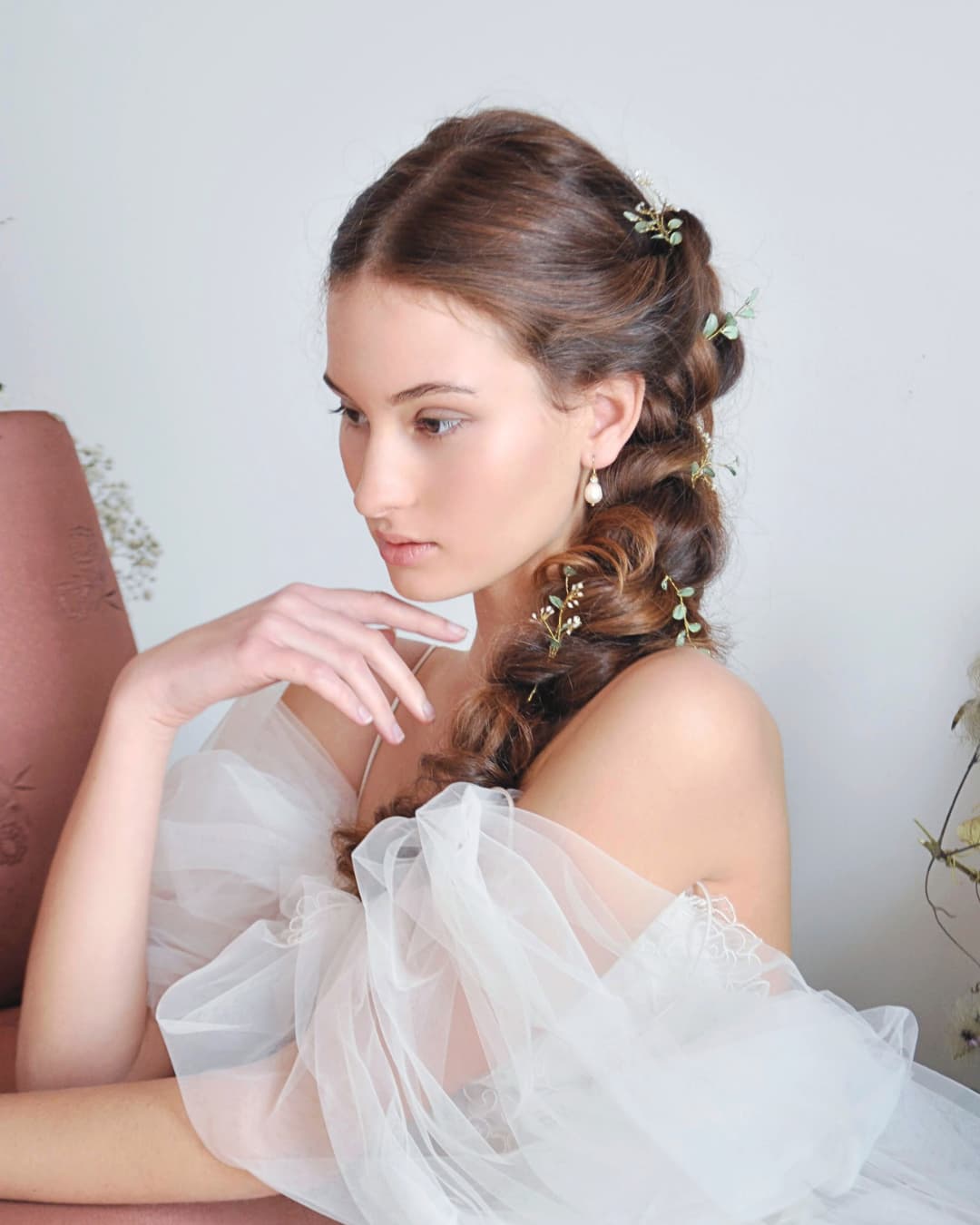 Orecchini sposa Nerea con perle barocche naturali a goccia e dettagli in oro per un look nuziale d'élite.