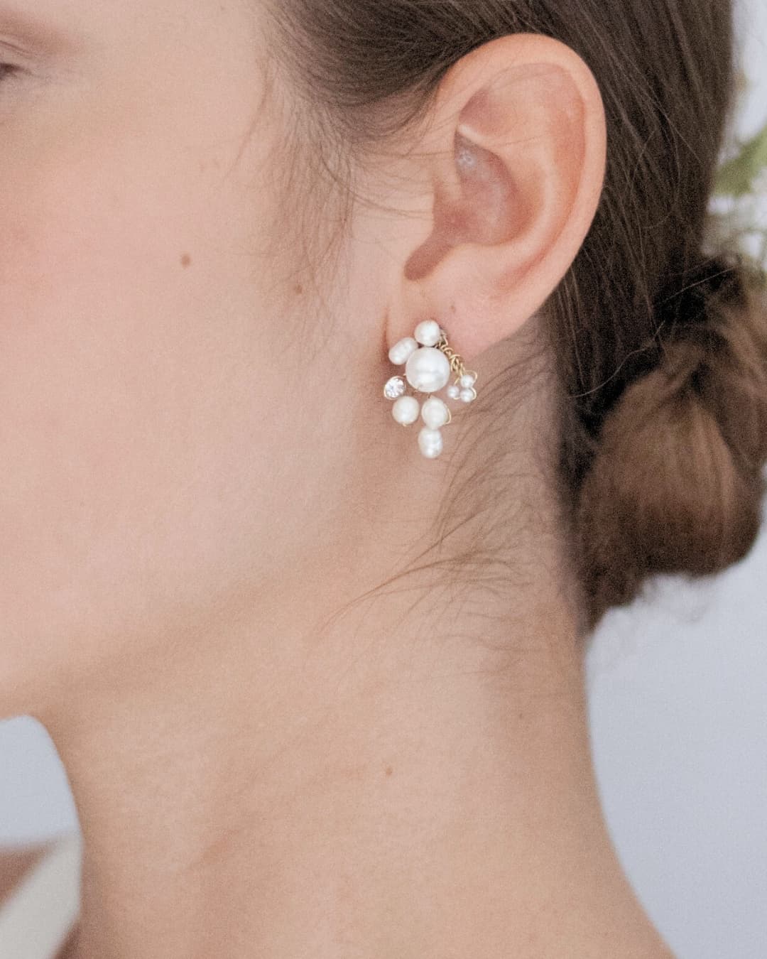 Dettaglio orecchini Nuage: perle di fiume naturali, perle giapponesi e cristalli Swarovski originali