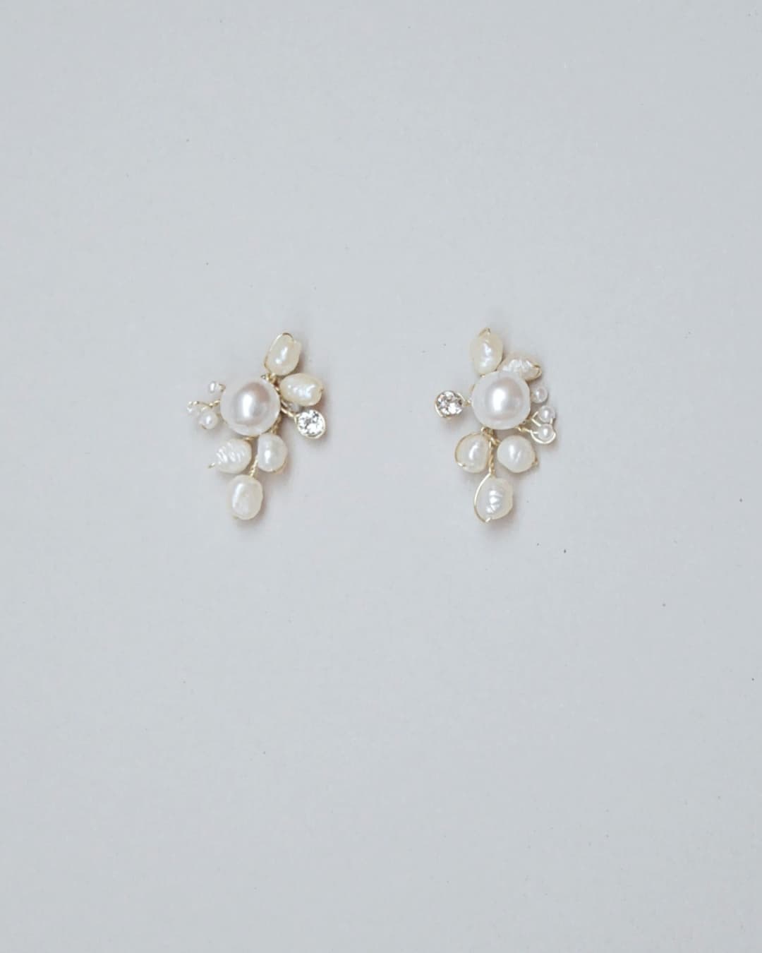 Orecchini Nuage con perle di fiume e cristalli Swarovski, design a nuvola luminoso per sposa