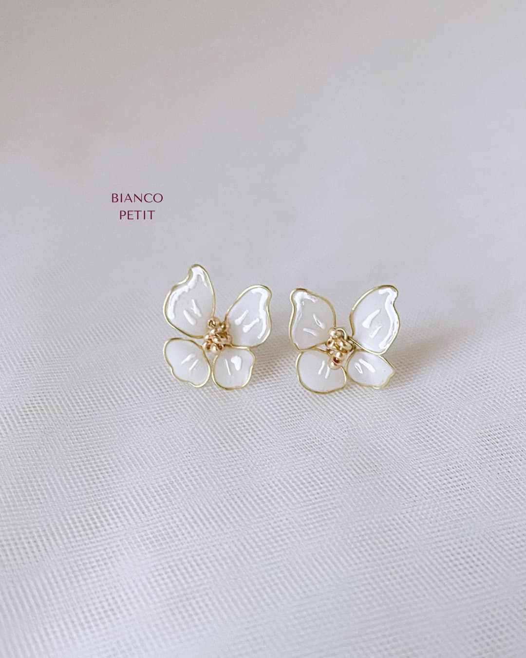 Orecchini farfalla artigianali bianco, versione petit per sposa elegante
