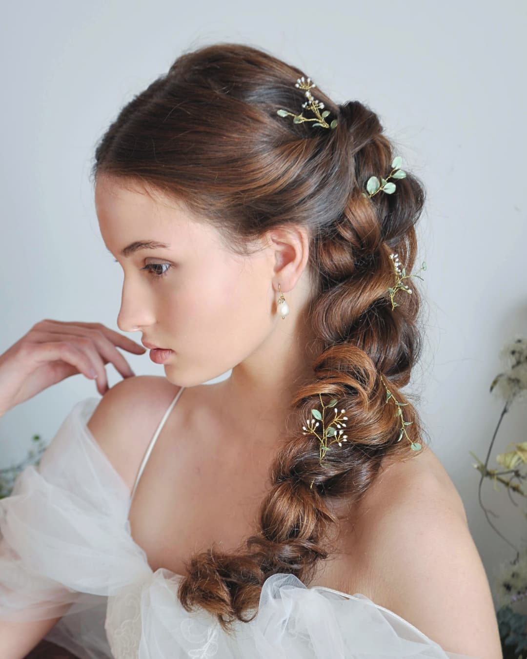 Orecchini pendenti Nerea ispirati alle ninfe marine, con perle naturali e charm in cristallo che cattura la luce.